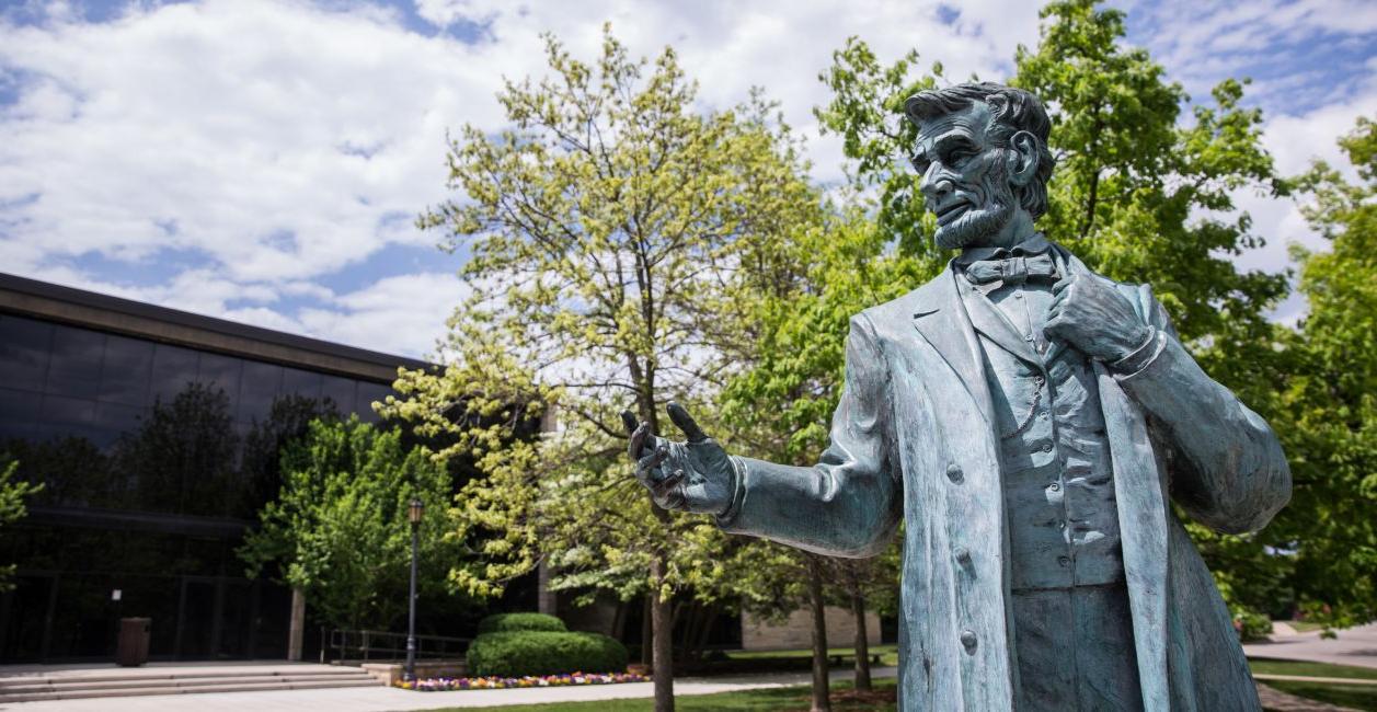 Abraham Lincoln statue on Carthage College?年代的校园.
